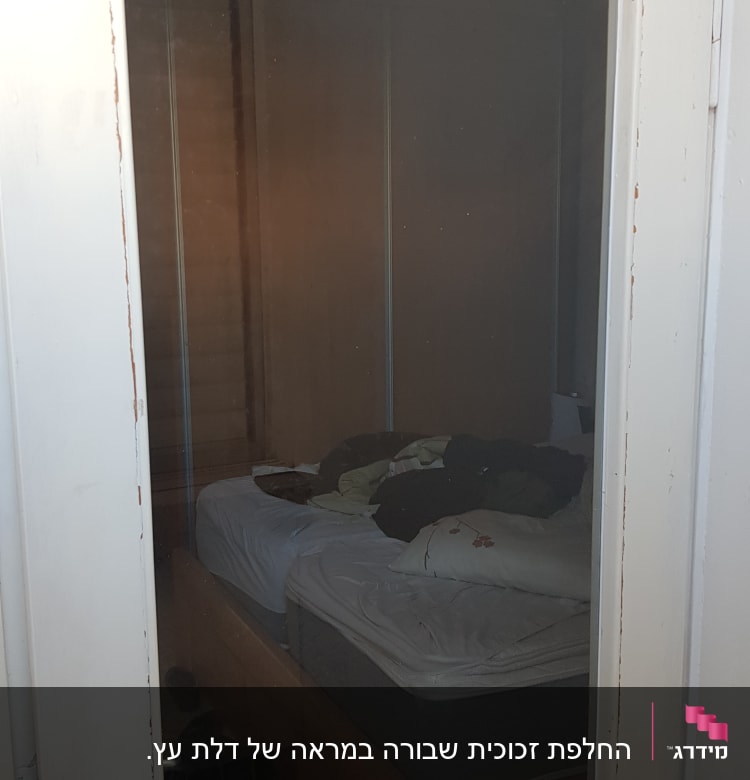 דלת זכוכית עם ידית מתכת בחדר שינה